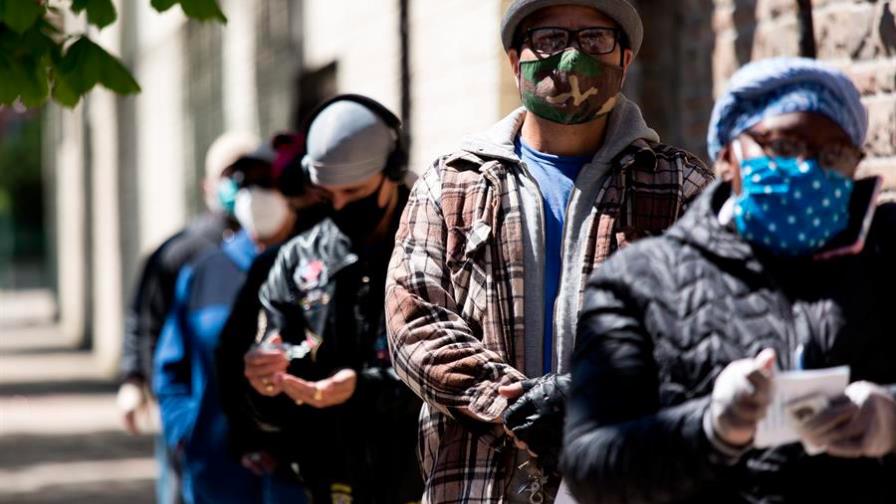 Latinos desconfían del manejo de Trump de la pandemia y lo responsabilizan de muertes