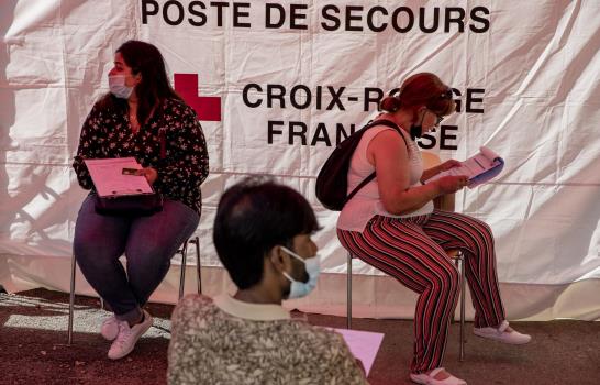 París logra vacunar contra COVID a inmigrantes y pobres
