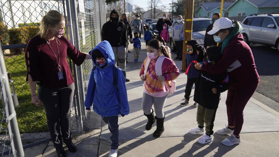 Acuerdan regreso de alumnos a las aulas en California