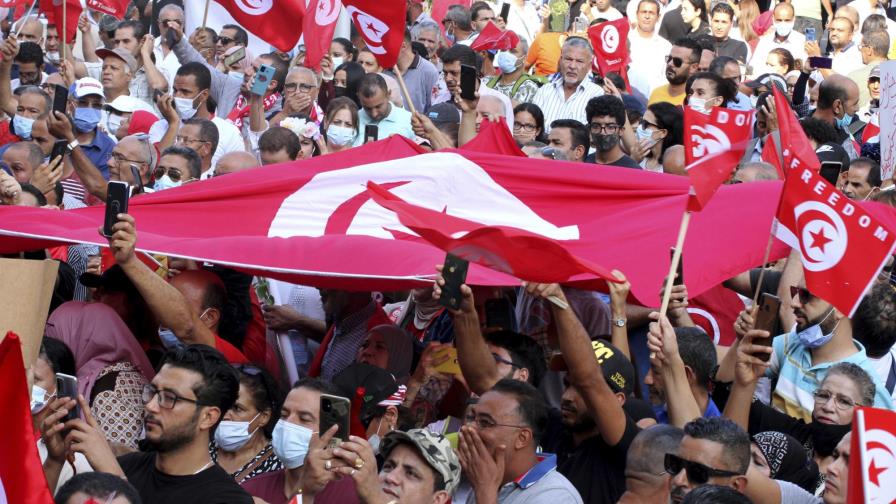 Tunecinos marchan en apoyo a acciones del presidente