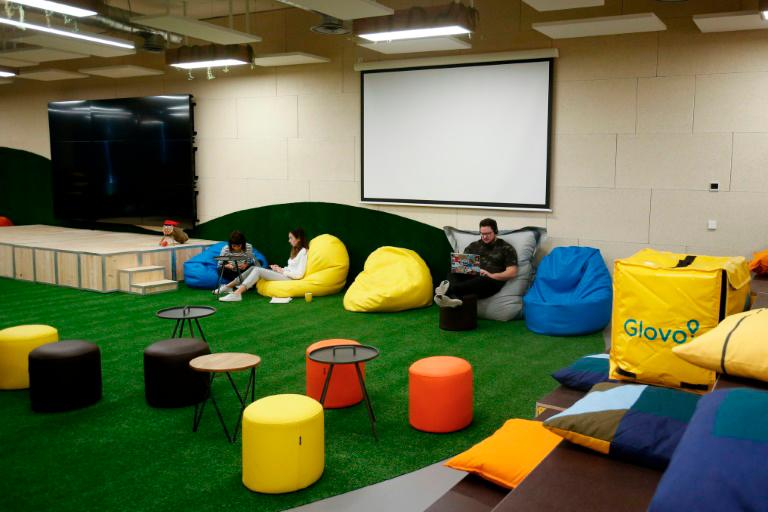 Unos empleados de Glovo trabajan en la sede de la empresa de reparto a domicilio en Barcelona el 3 de diciembre de 2019.