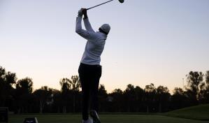 Burns empata récord y lidera el Genesis; Niemann marcha 2do