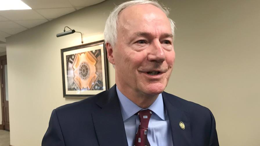 Gobernador de Arkansas afirma decisión de aceptar refugiados