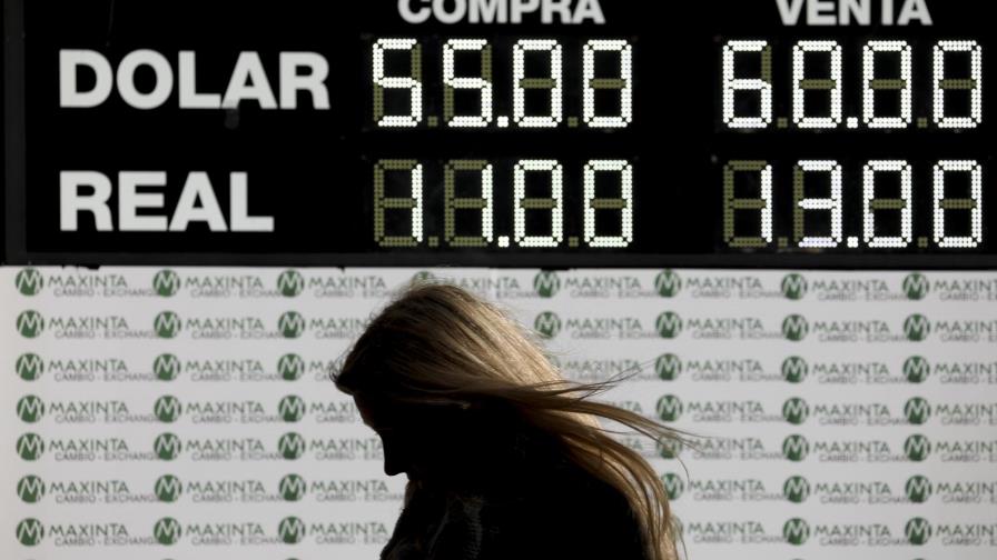 Argentina anticipa mayores restricciones a compra de dólares