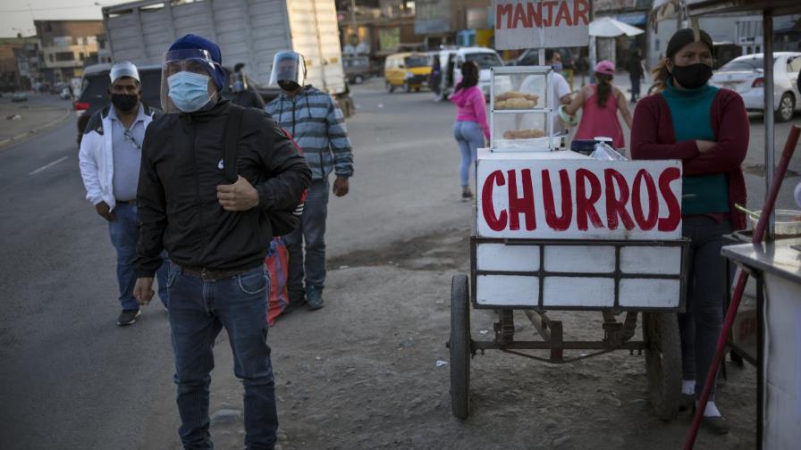 Peruanos vuelven a encierro dominical para frenar el virus Peruanos vuelven a encierro dominical para frenar el virus