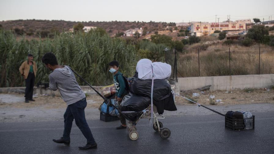 Miles sin hogar tras incendio en campo de migrantes griego