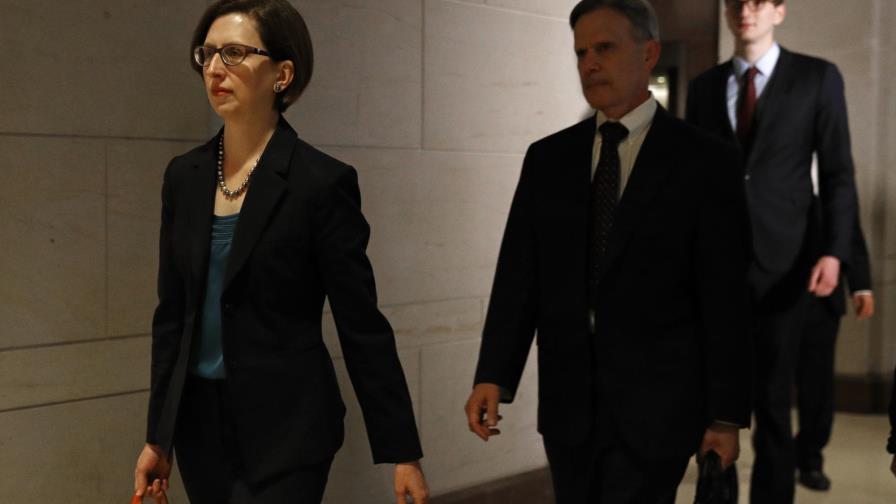 Funcionaria testifica en investigación de juicio a Trump