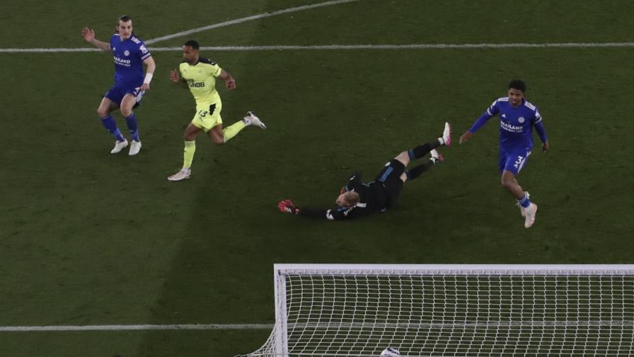 Newcastle, cerca de salvarse tras sorprender a Leicester
