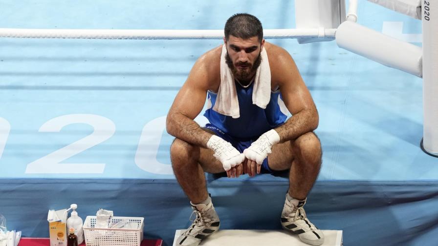 Boxeador francés protesta en el ring tras derrota