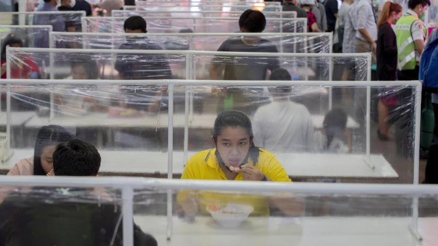 Tailandia reabre escuelas, admite viajeros del exterior