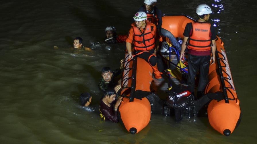 Se ahogan 11 estudiantes en Indonesia cuando limpiaban río