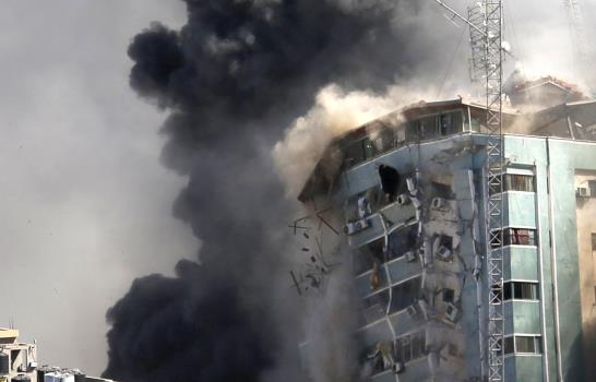 Israel destruye edificio que albergaba sede en Gaza de la AP
