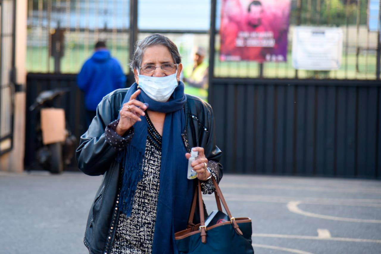 Una votante que tomó medidas de precaución por el coronavirus este 15 de marzo de 2020.