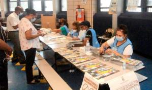 Alta abstención electoral en NY; votantes abandonan filas por tardanza y dislocamientos