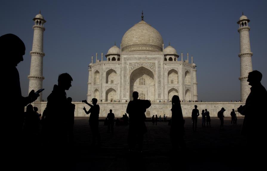 India recibe a turistas extranjeros ante caída de contagios