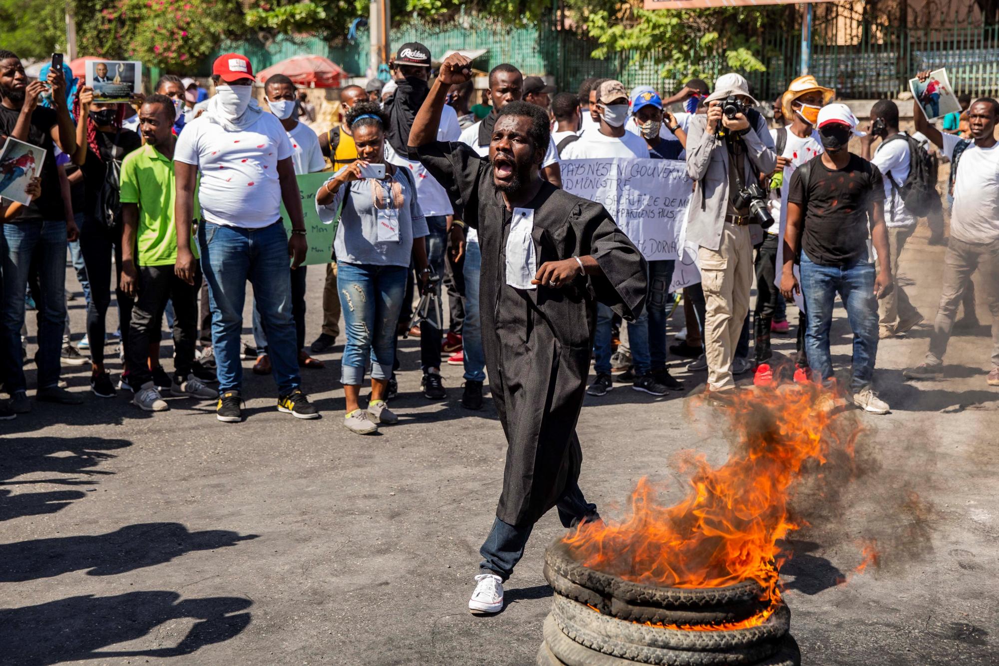 Decenas de estudiantes de la Universidad Estatal de Haití se manifestan este martes, en las calles de Puerto Príncipe, contra la inseguridad y en repudio al asesinato del presidente del Colegio de Abogados del país, Me Monferrier Dorval, un crimen que ha consternado el país. (EFE/Jeanty Emmanuel)