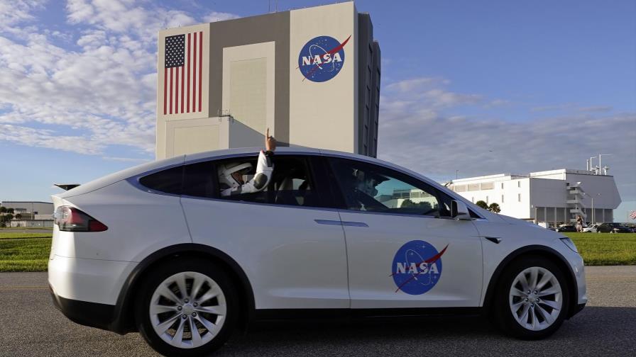 Astronautas abordan cohete de SpaceX para despegue nocturno