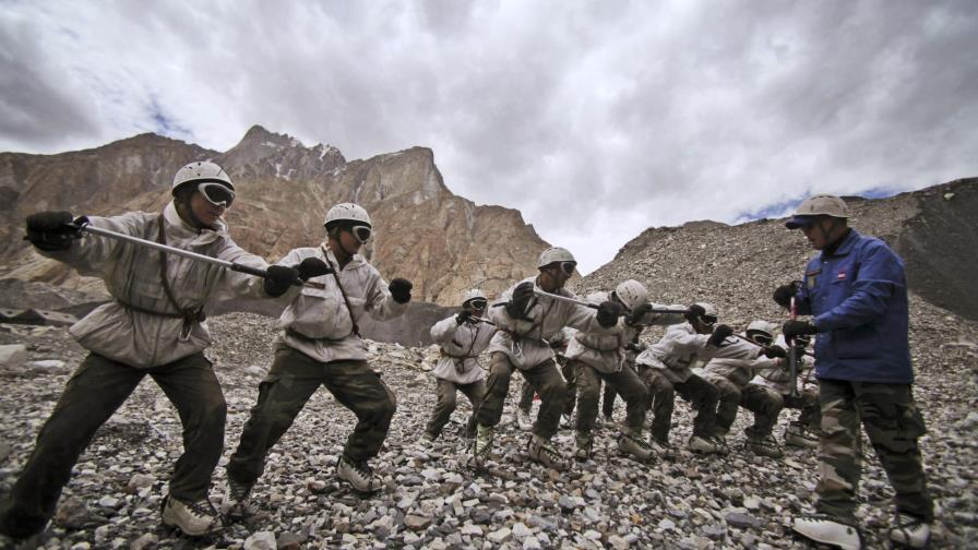 6 mueren por avalancha golpea en puesto indio en Himalaya 6 mueren por avalancha golpea en puesto indio en Himalaya