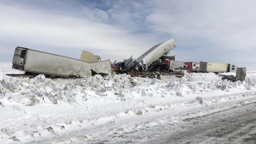 Chocan más de 100 vehículos en Wyoming; hay tres muertos Chocan más de 100 vehículos en Wyoming; hay tres muertos