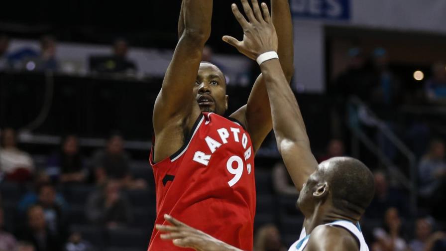 Raptors superan a Hornets en tiempo extra