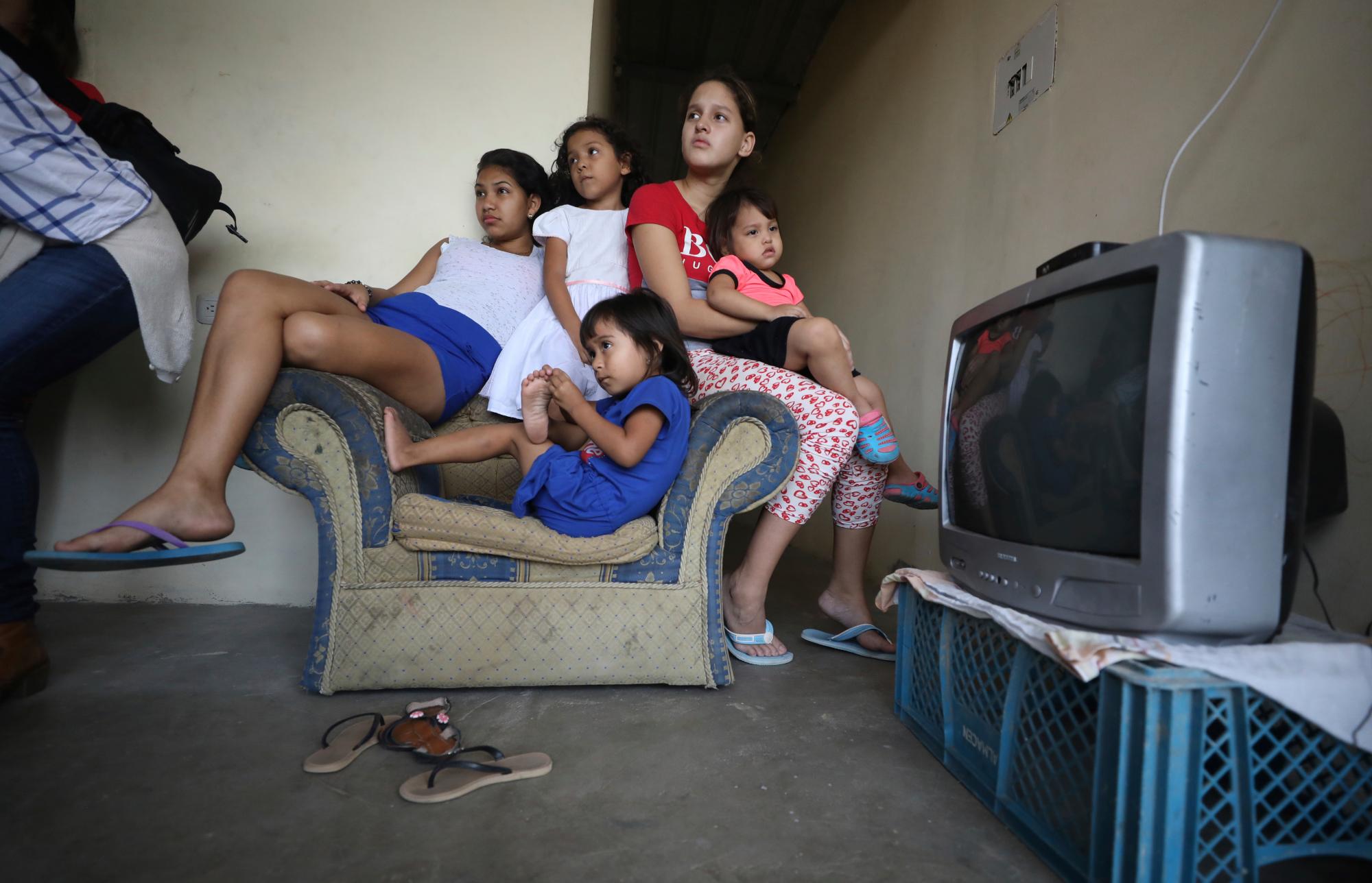 Hermanos y primos de la recién nacida Zuleidys Antonella Primera se sientan en el salón de su casa en Cücuta, Colombia, el jueves 2 de mayo de 2019. 