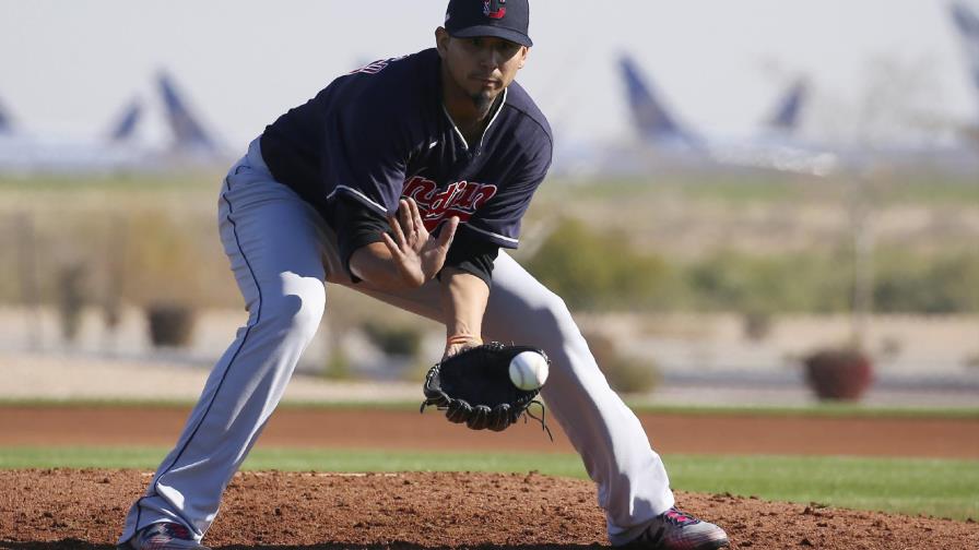 Indios: Carrasco es examinado por dolencia en pierna derecha Indios: Carrasco es examinado por dolencia en pierna derecha