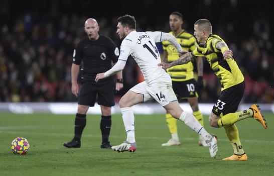 Con doblete de Silva, City toma cima de Liga Premier
