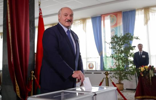 Fiscales de mesa denuncian fraude electoral en Bielorrusia