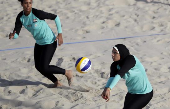 No hay quejas: Jugadoras de vóley de playa prefieren bikinis