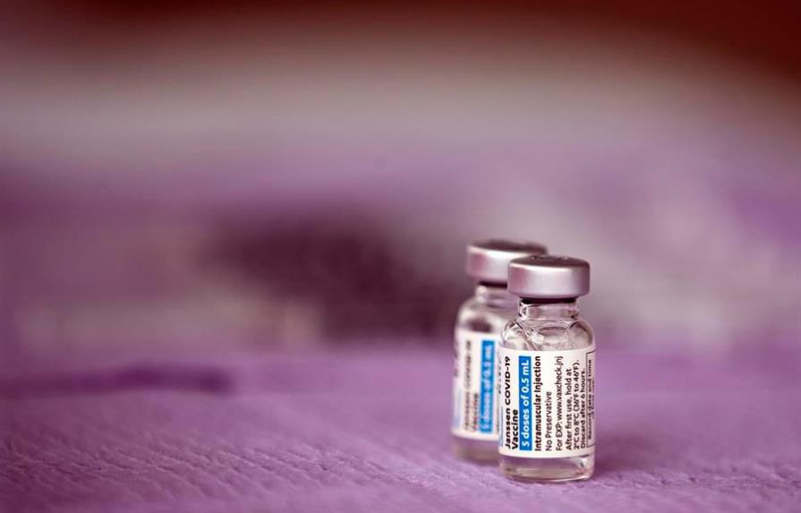 La FDA recomienda pausar la vacunación con Johnson & Johnson luego de casos de coágulos de sangre