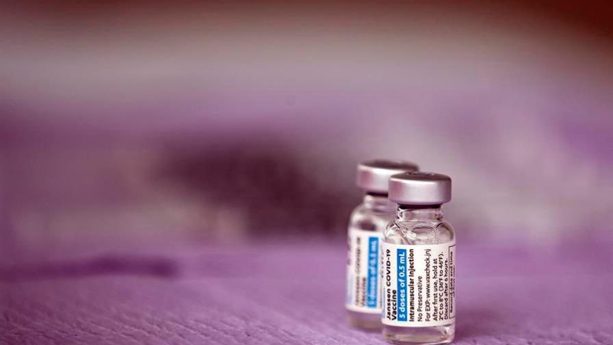 La FDA recomienda pausar la vacunación con Johnson & Johnson luego de casos de coágulos de sangre
