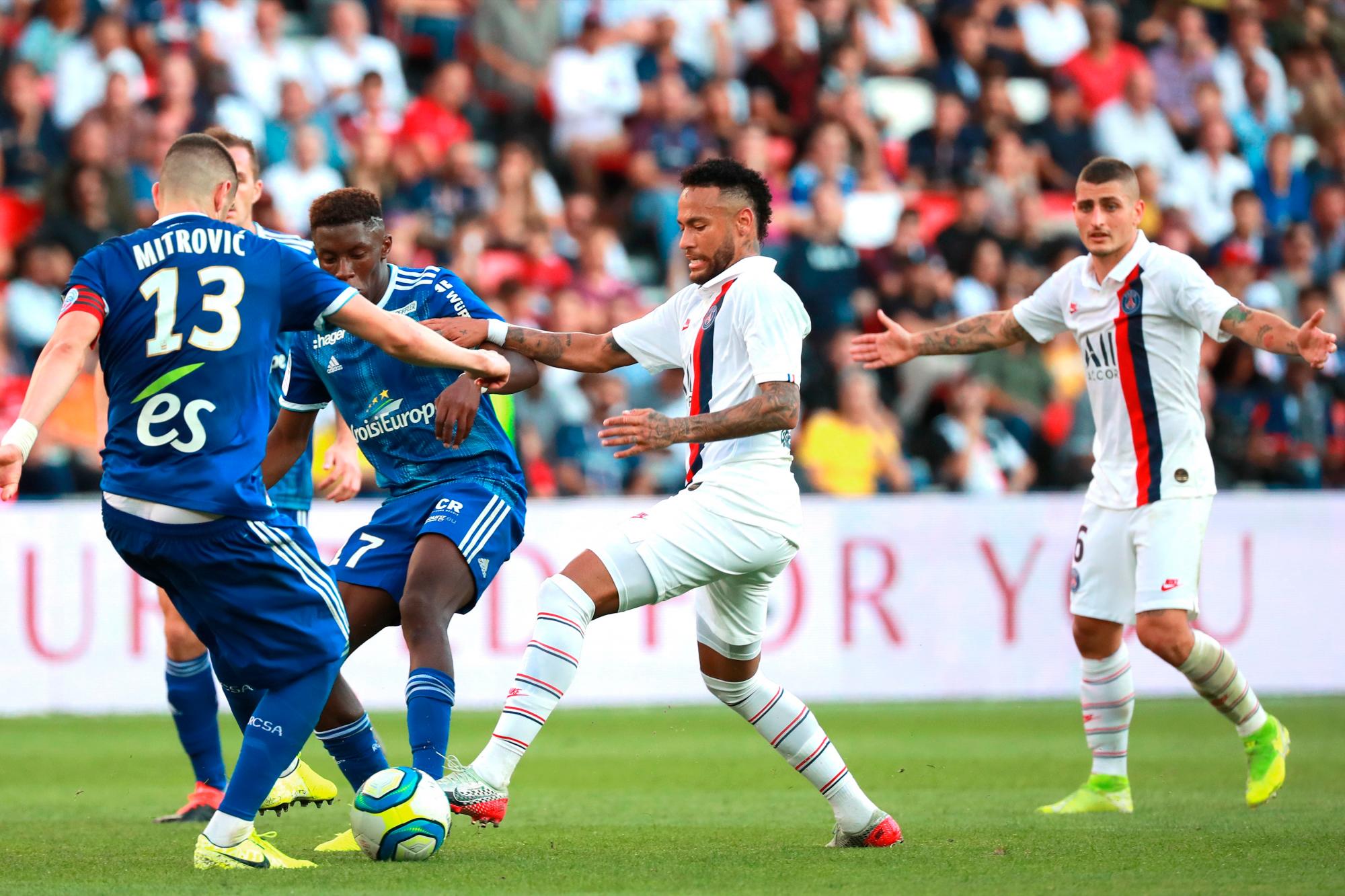Neymar (segundo desde la derecha), disputa el balón en el partido en que logró el único gol a favor del PSG, en la jornada del sábado 14 de septiembre del 2019.