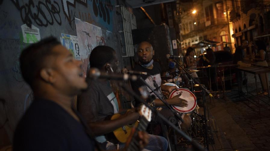 Desgastados, brasileños desdeñan cuarentena por COVID-19