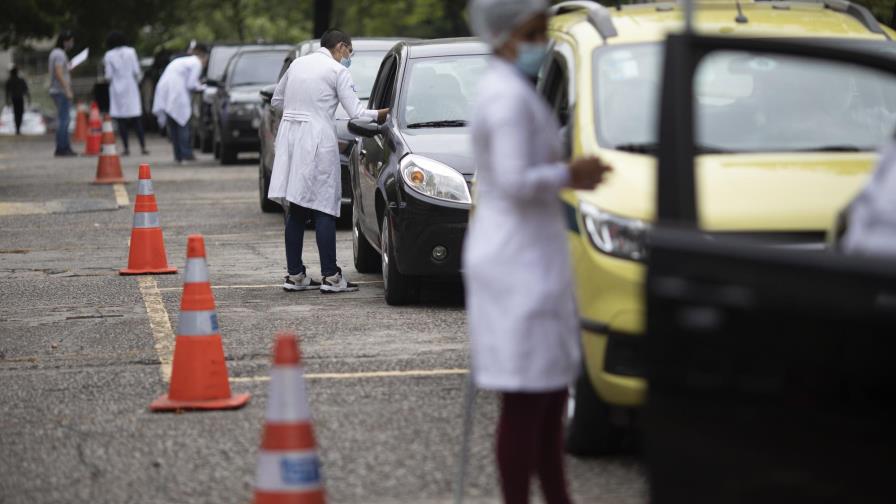 Brasileños ricos buscan vacunas contra COVID por su cuenta