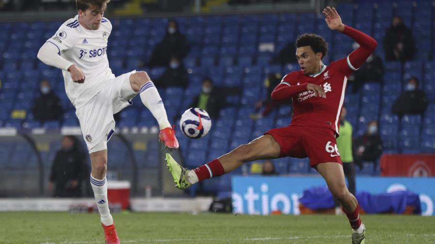 Liverpool empata en Leeds en medio de críticas por Superliga