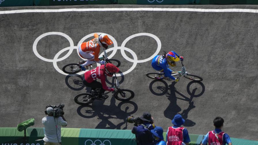 Pajón ilusiona a Colombia con un tercer oro olímpico en BMX Pajón ilusiona a Colombia con un tercer oro olímpico en BMX