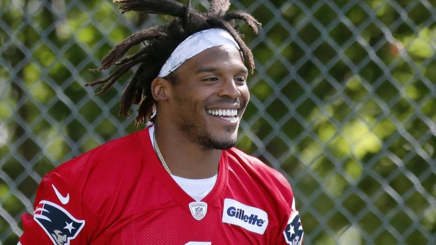 Cam Newton, honrado por ser titular con Patriots