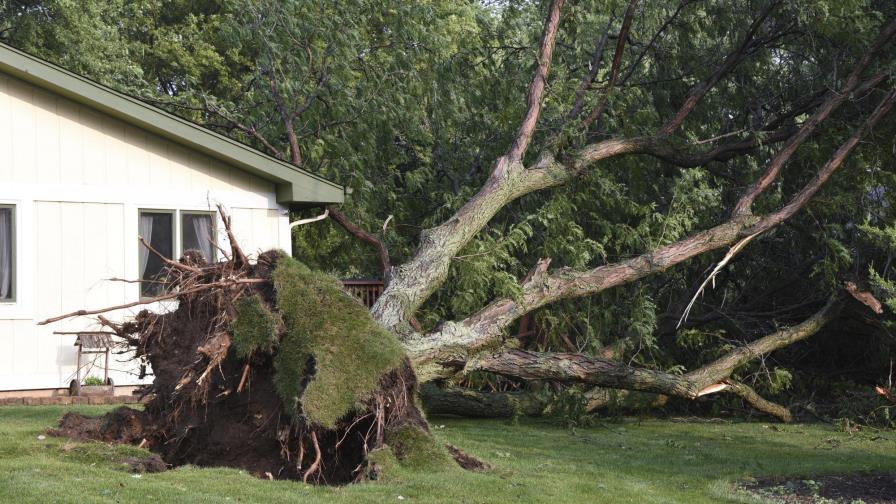 Tormentas causan apagones y cierres de carreteras en EEUU