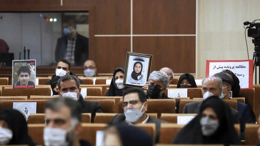 Irán publica fotos de juicio que investiga derribo de avión