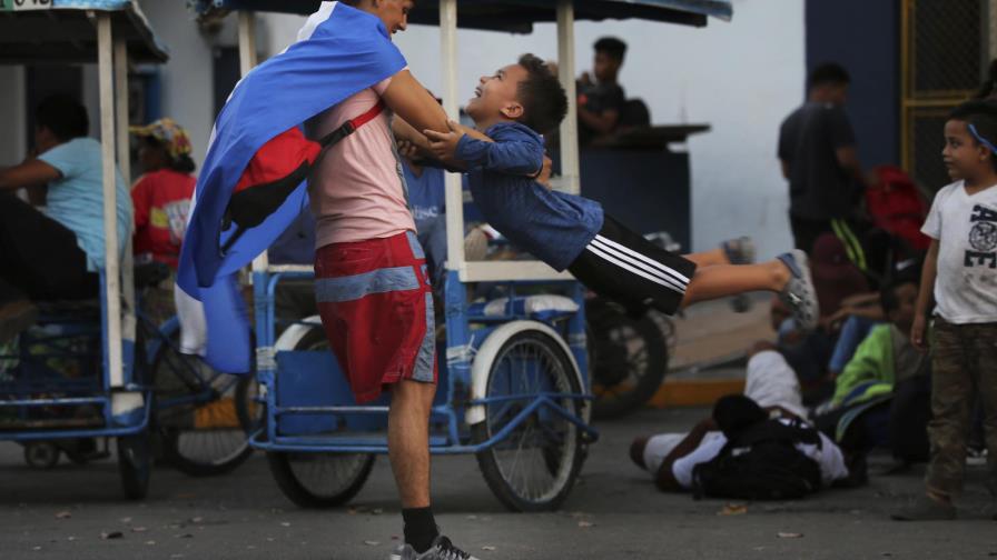 México sella frontera y promete empleo; migrantes esperan