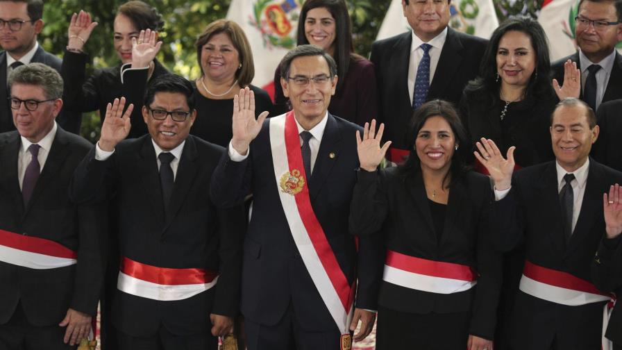Presidente de Perú juramenta gabinete tras disolver Congreso Presidente de Perú juramenta gabinete tras disolver Congreso