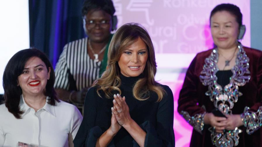 Melania Trump elogia a mujeres de 12 países por su valor