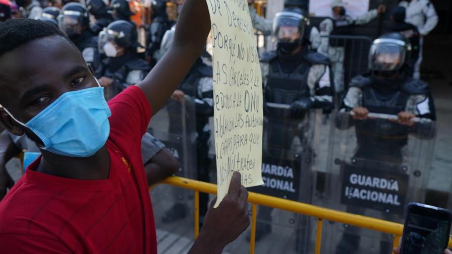 México inicia vuelos para devolver migrantes a Haití