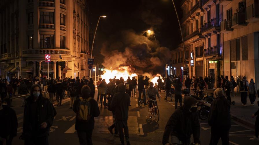 España: Docenas de detenidos tras la detención de un rapero
