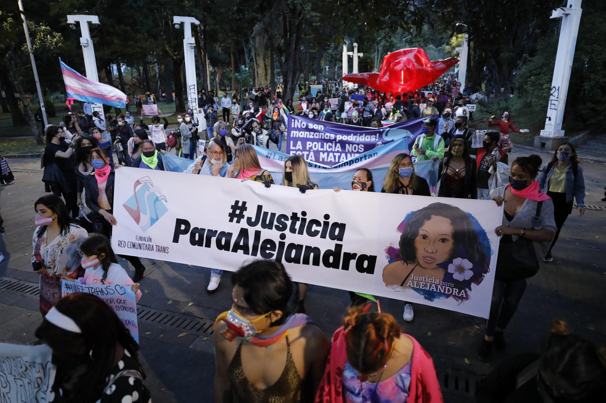 Los espacios públicos de la ciudad de Bogotá fueron ocupados por los manifestantes que piden justicia por la muerte de Alejandra Monocuco. (EFE/ Mauricio Dueñas Castañeda)