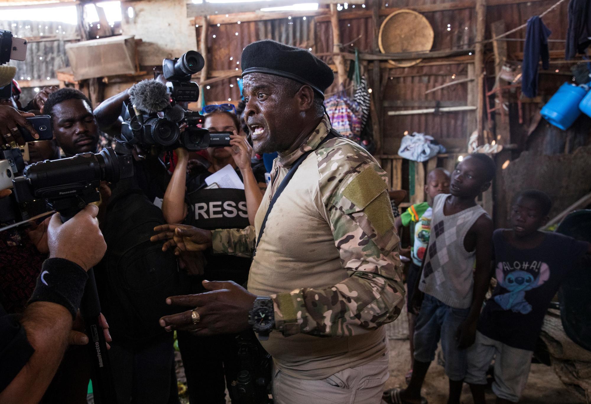 El líder de la principal banda armada de Haití, Jimmy Cherizier, alias Barbecue, habla con los medios de comunicación durante un recorrido hoy por el barrio La Saline, en Puerto Príncipe (Haití). EFE/ Orlando Barría