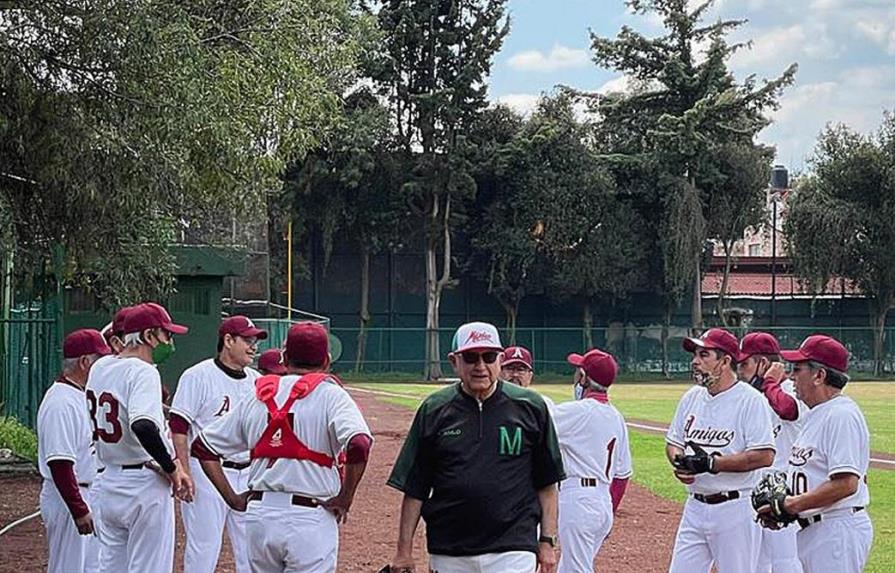 El presidente de México sufre un pequeño desgarre jugando a béisbol