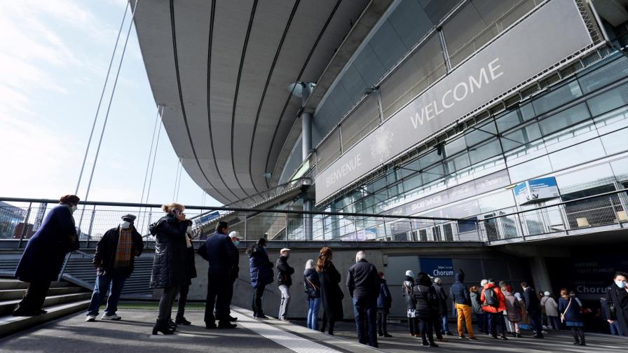 Francia abre centro de vacunación COVID-19 en estadio
