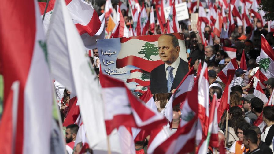 Miles protestan en Líbano a favor y contra el presidente