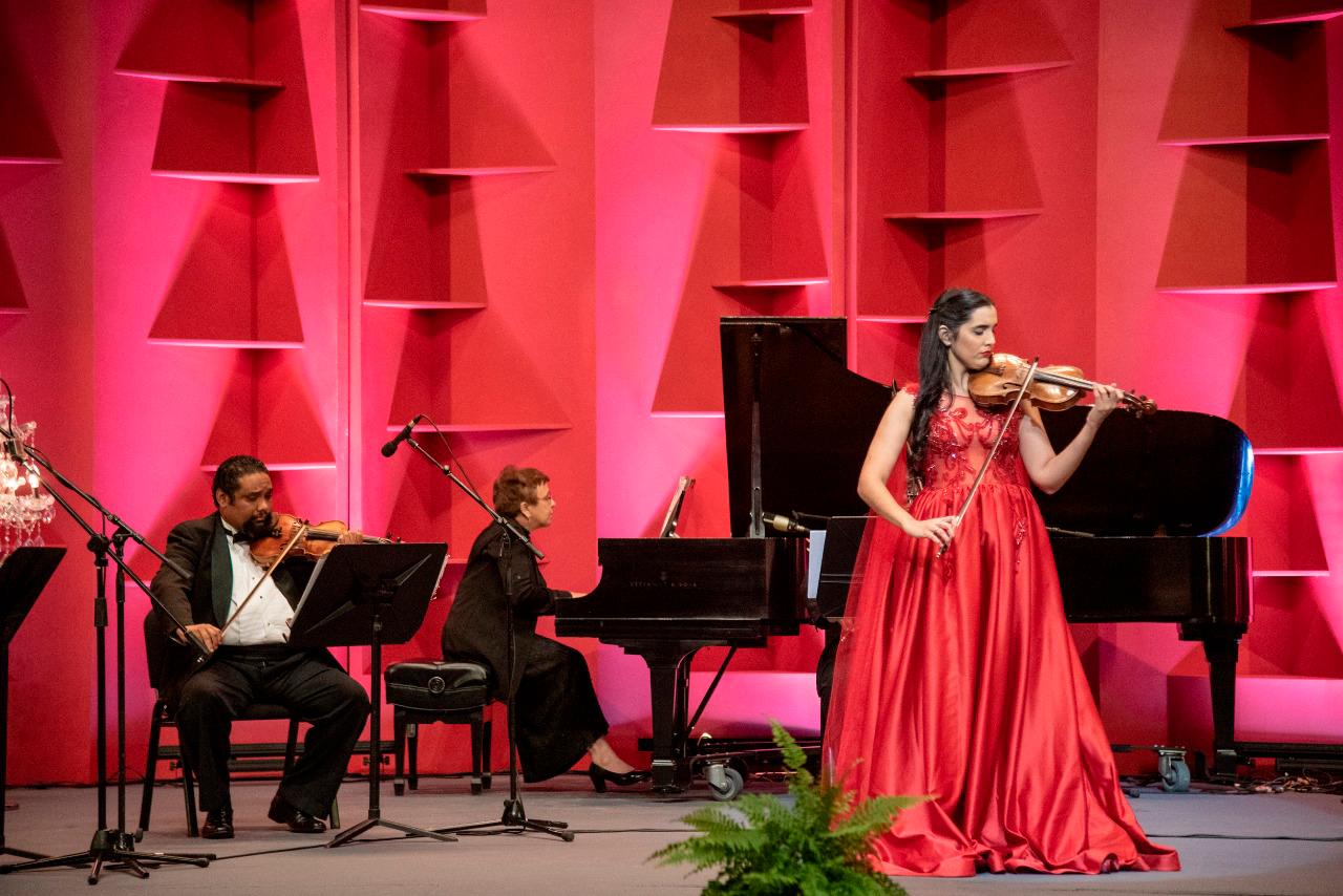 Presentación de la violinista.